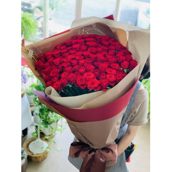 【プロポーズの花束】特別なサプライズは108本の赤いバラを